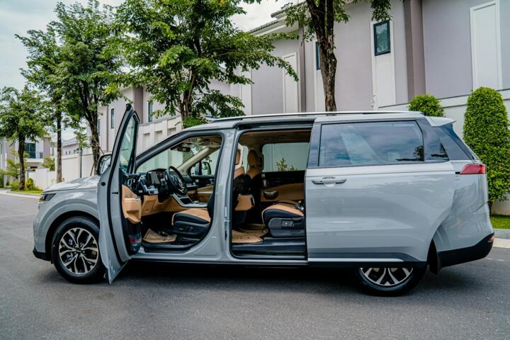 The Difference Between a Minivan and a Three-Row SUV